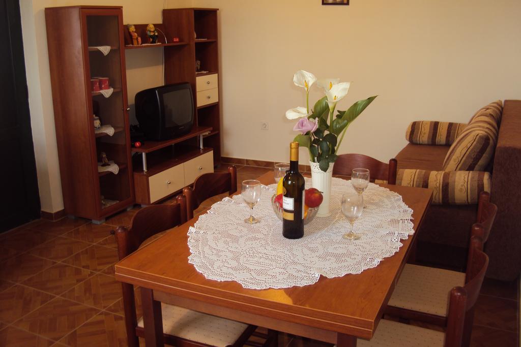 ורסי Milutinov Dvor Apartments מראה חיצוני תמונה