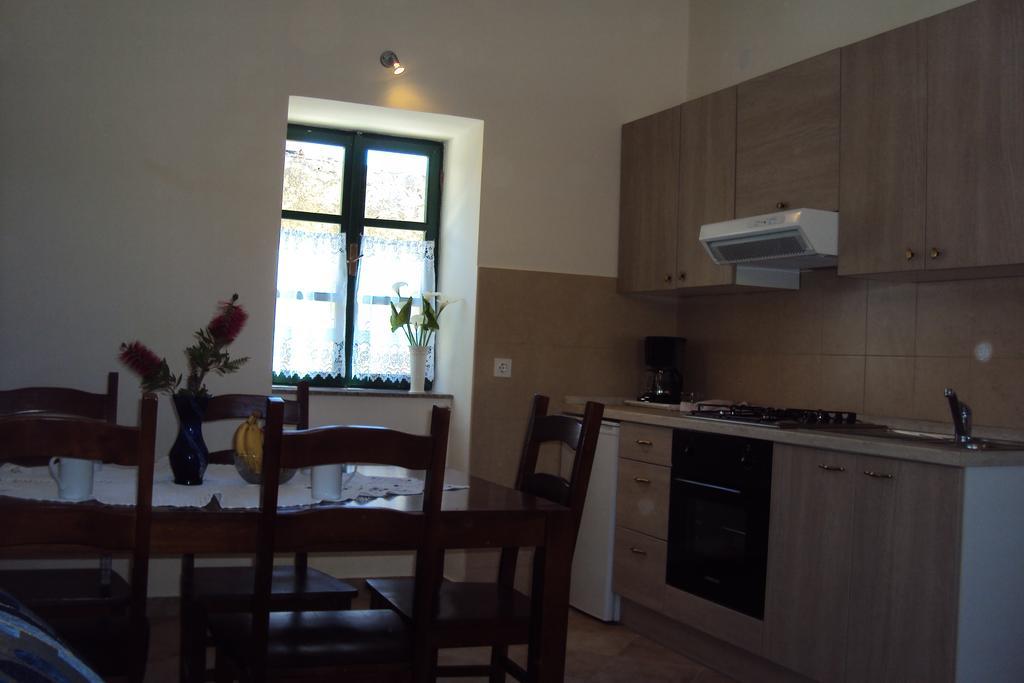 ורסי Milutinov Dvor Apartments מראה חיצוני תמונה