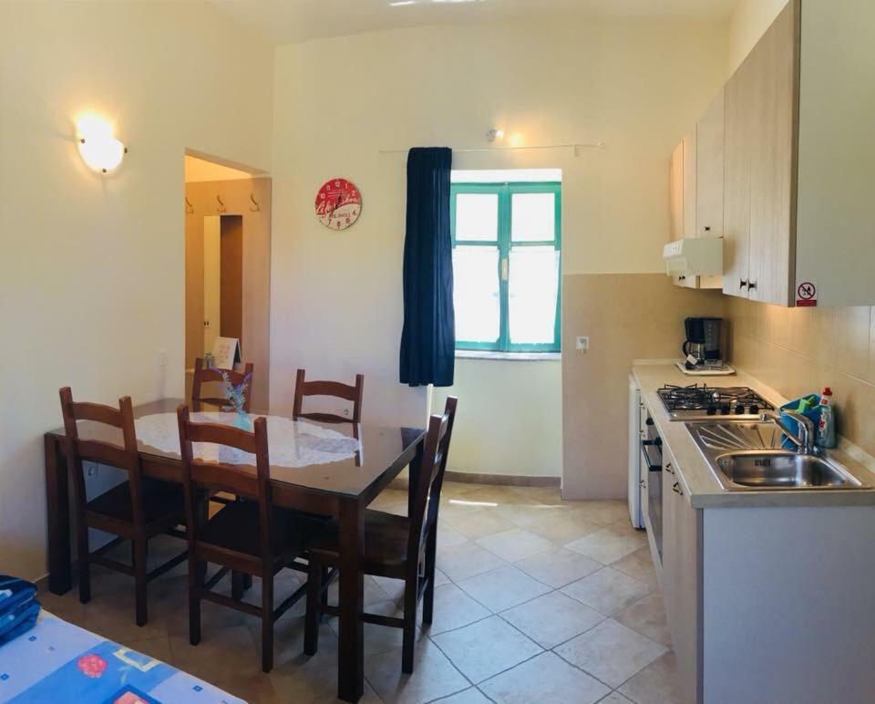 ורסי Milutinov Dvor Apartments מראה חיצוני תמונה